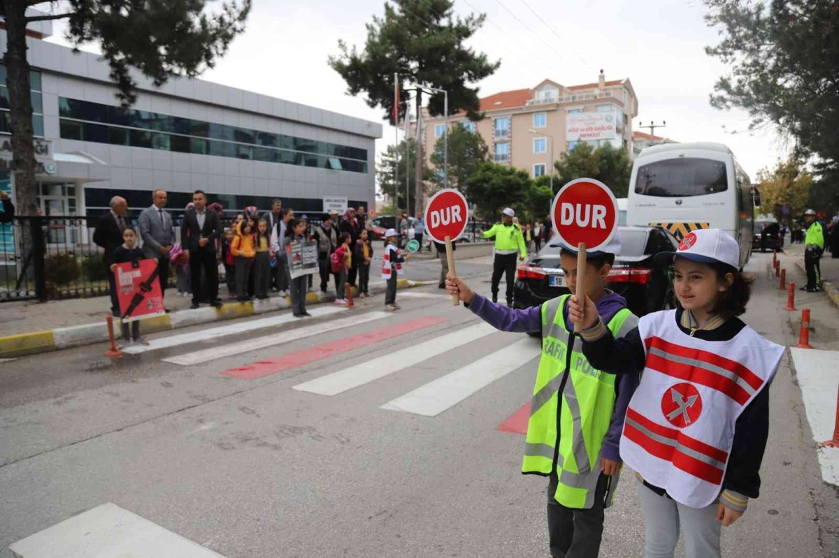 Öğrenciler trafik polisi oldu, trafik kurallarına düdükleriyle dikkat çekti
