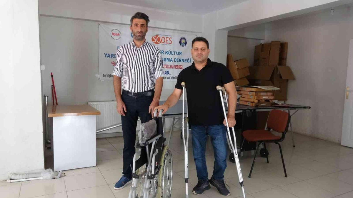 Banka çalışanları kendi aralarında para toplayıp tekerlekli sandalye bağışladı
