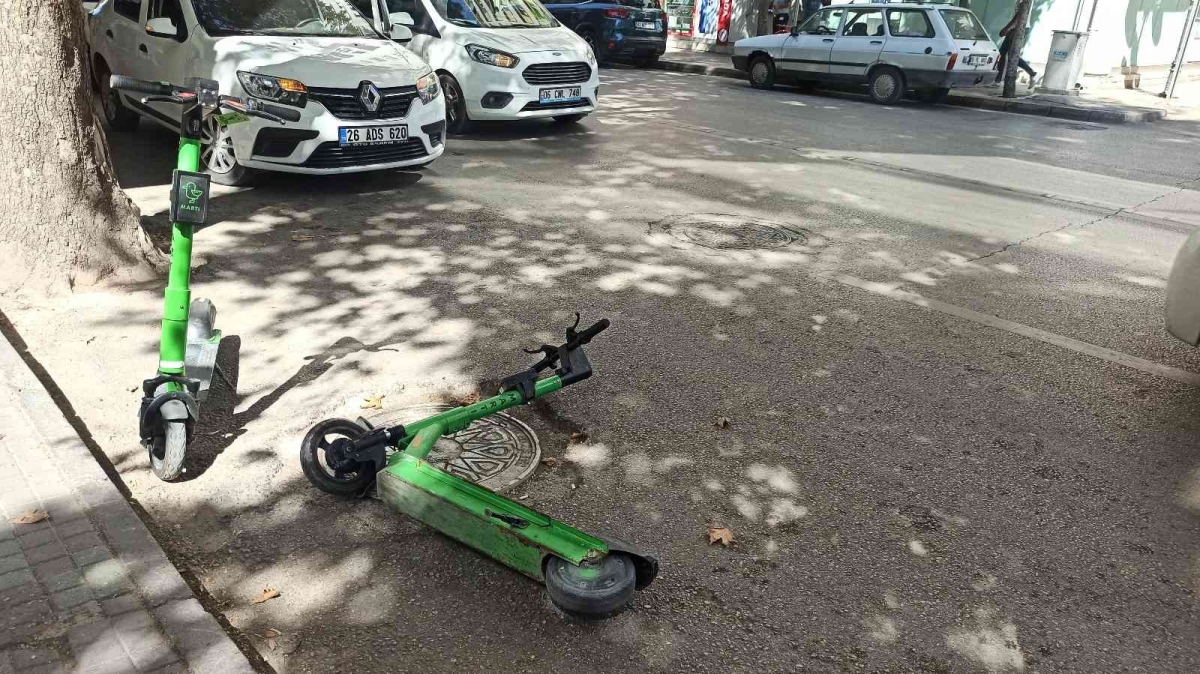 Caddeye bilinçsizce bırakılan kiralık scooterlar tepkiye neden oldu
