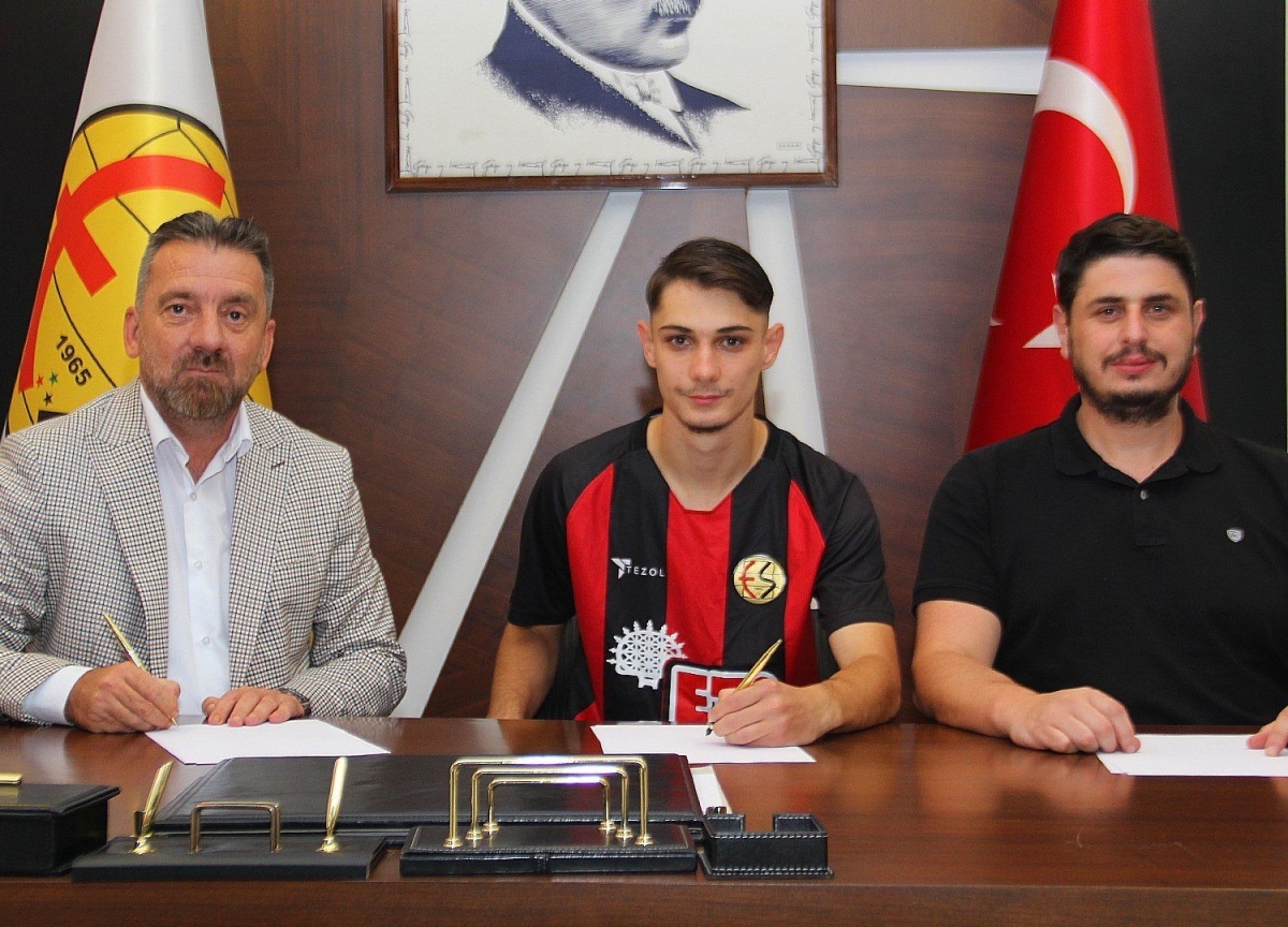 Eskişehirspor’da 3 oyuncu ile 5’er yıllık sözleşme imzalandı
