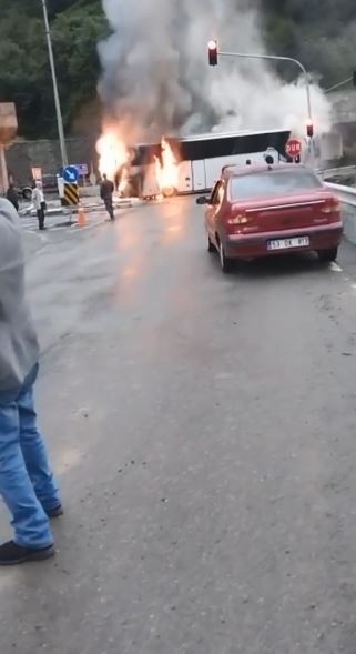 Artvin’de seyir halindeki yolcu otobüsü alev alev yandı
