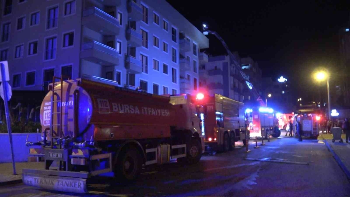 Bursa’da 6 katlı binanın çatı katı alev alev yandı, 1 kişi dumandan etkilendi
