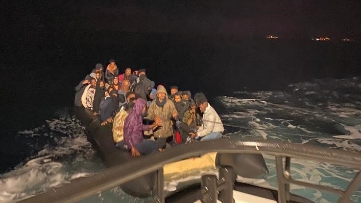 İzmir açıklarında 106 göçmen kurtarıldı
