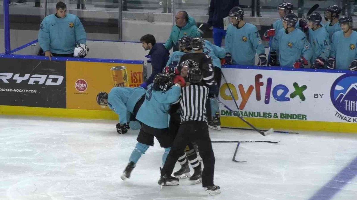 Buz hokeyi maçında kavga: Oyuncular maçı bırakıp birbirine girdi
