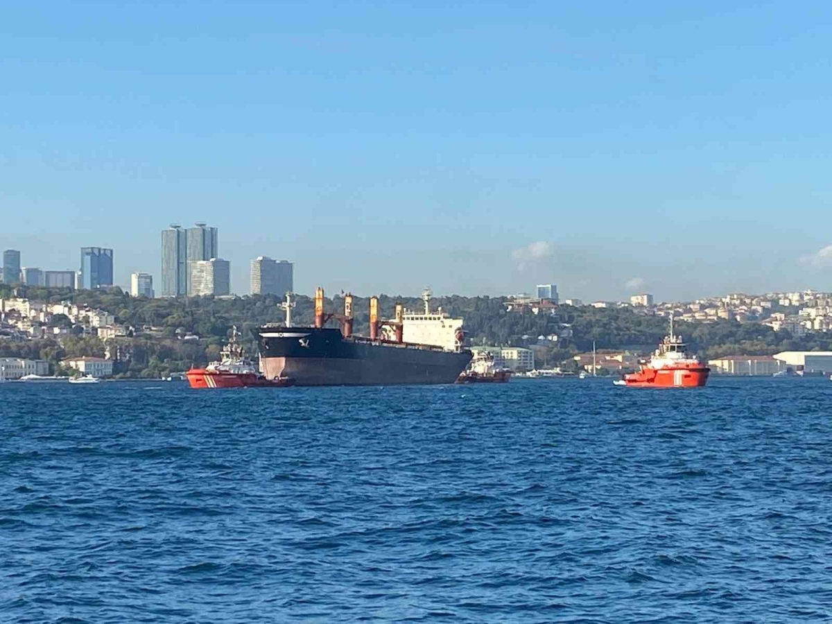 İstanbul Boğazı’nda Üsküdar sahilinde, vapur iskelesinin 100 metre açığında tehlike.
