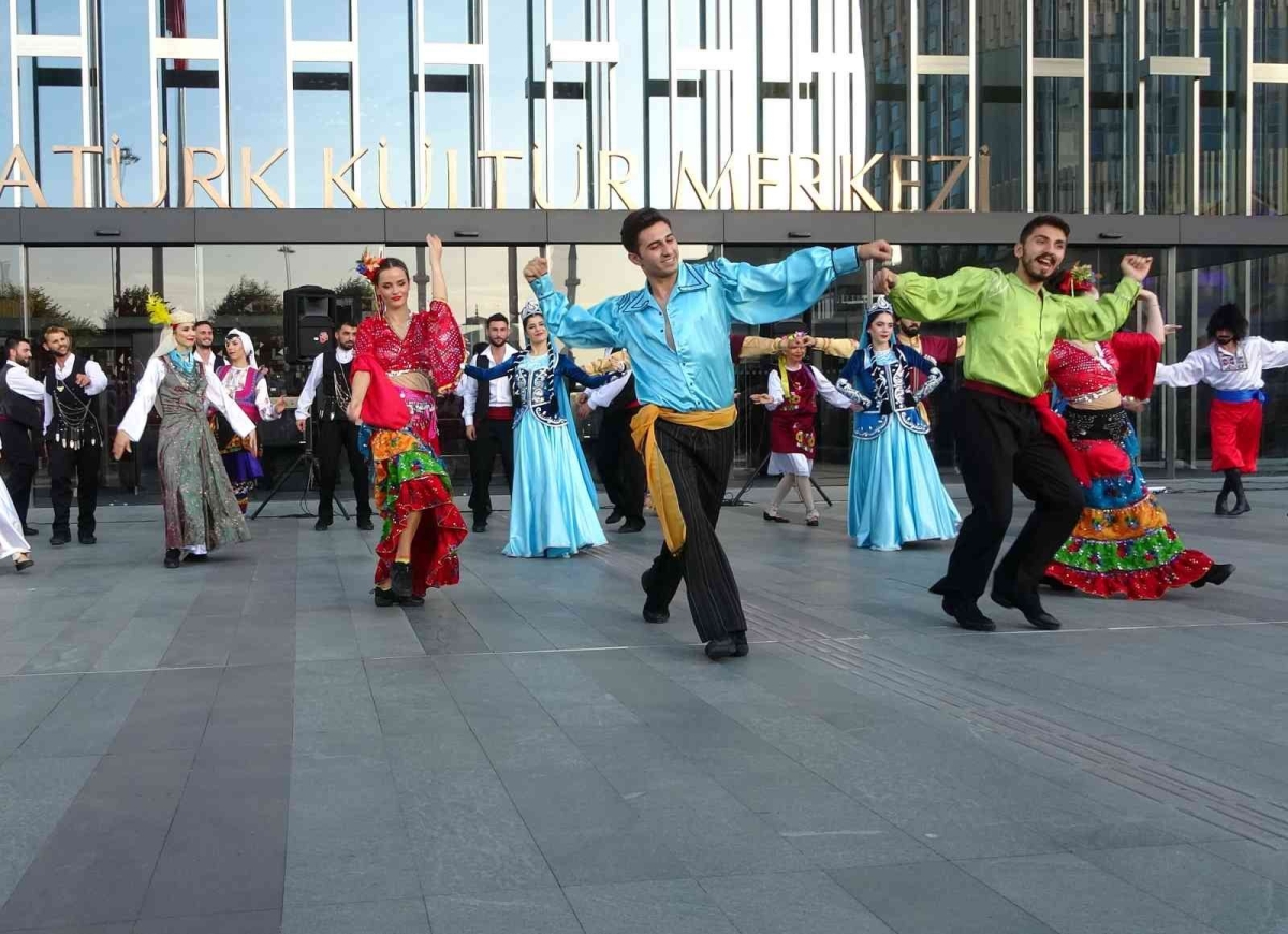 Beyoğlu Kültür Yolu Festivali ilk gününde renkli görüntülere sahne oldu
