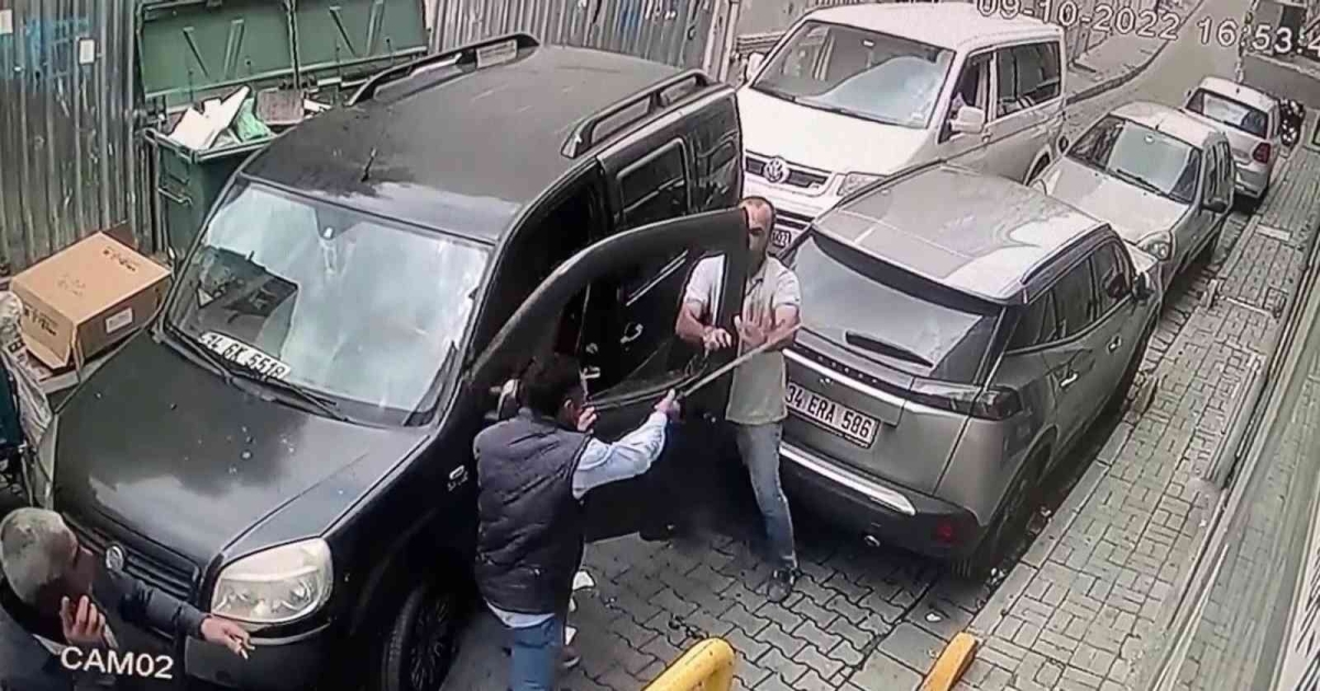 Fatih’te döner bıçaklı saldırı kamerada: Kağıt toplayıcısı, sürücüye dehşeti yaşattı
