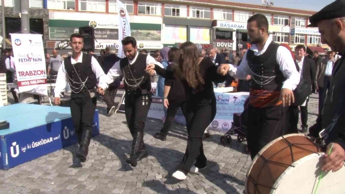 Trabzonlular, Trabzon Tanıtım Günleri için Üsküdar’da horon ile eğlendi
