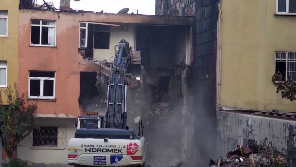 Kadıköy’de patlamanın yaşandığı bina iş makinesiyle yıkılmaya başlandı
