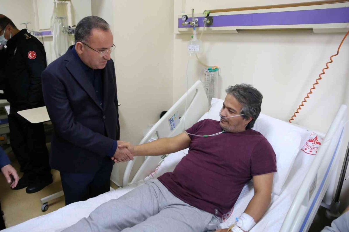 Bakan Bozdağ patlamada yaralanan madencileri hastanede ziyaret etti
