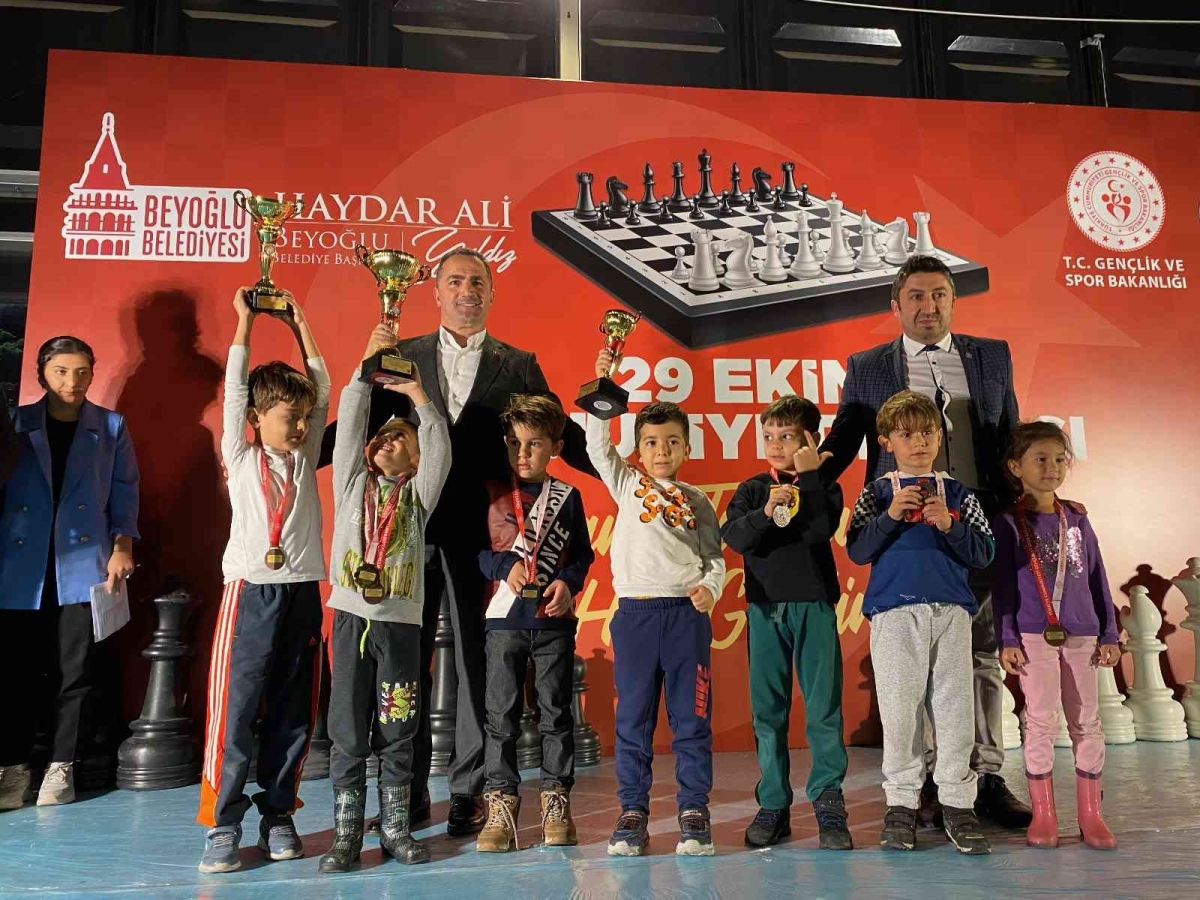Beyoğlu’nda düzenlenen “29 Ekim Cumhuriyet Bayramı Satranç Turnuvası” ödülleri sahiplerini buldu

