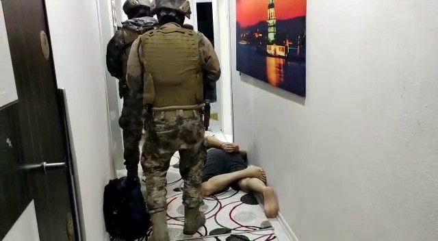 İstanbul’da oto hırsızlığı çetesine operasyon kamerada
