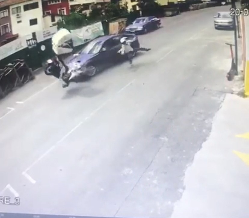 Sarıyer’de feci kaza kamerada: Motosikletli kurye ölümden döndü
