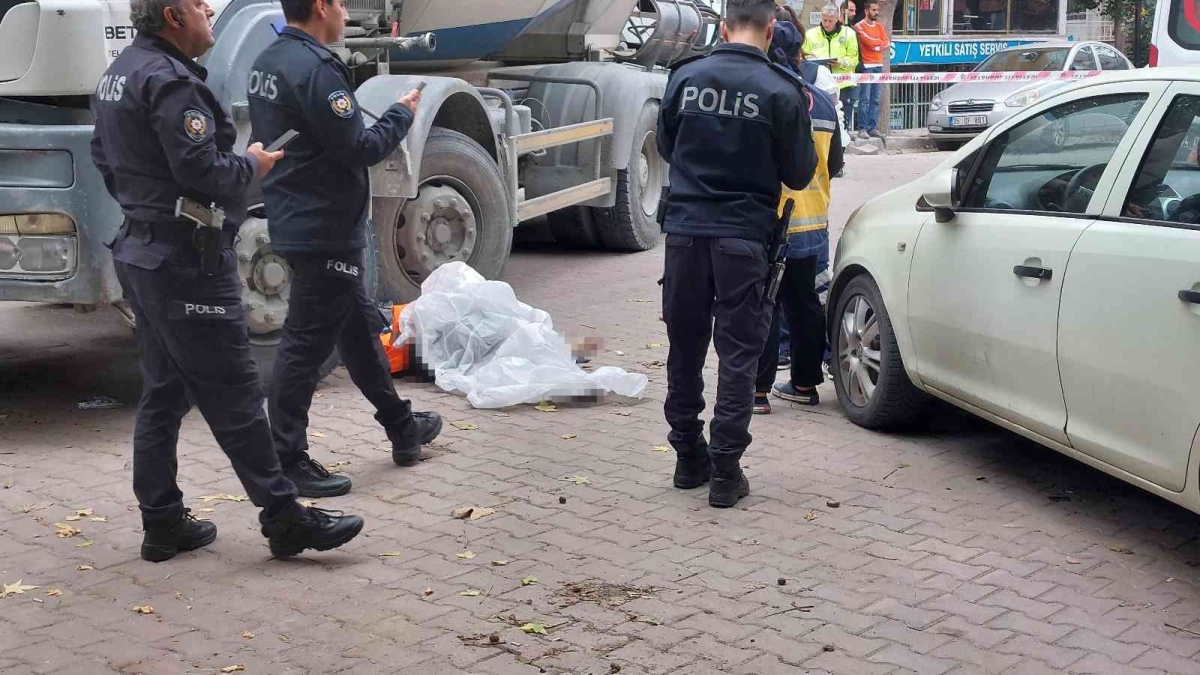 Kedilere yem vermek için çıktığı sokakta beton mikseri altında kaldı
