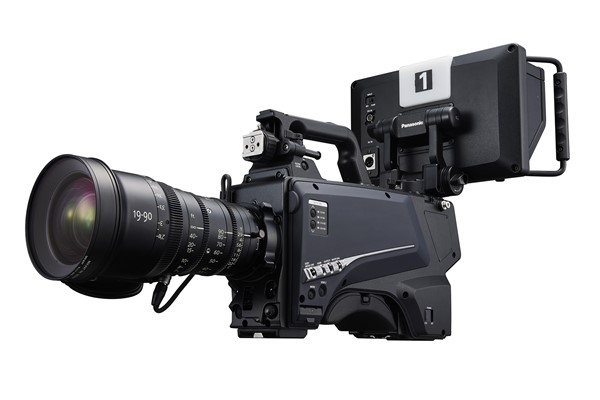 Yeni Panasonic 4K PL montajlı stüdyo kamerası, sığ alan derinliğine sahip canlı sinematik videolar çekiyor