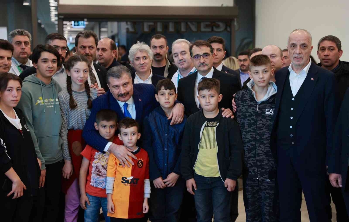 Bakanlar İstanbul’da tedavileri süren 6 madenciyi ziyaret etti
