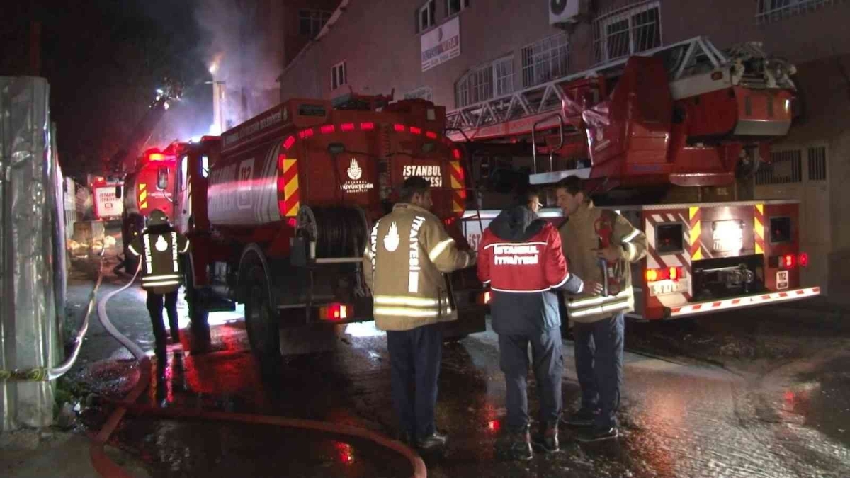 Zeytinburnu’nda karton bardak imalatı yapılan fabrikada çıkan yangın kontrol altına alındı
