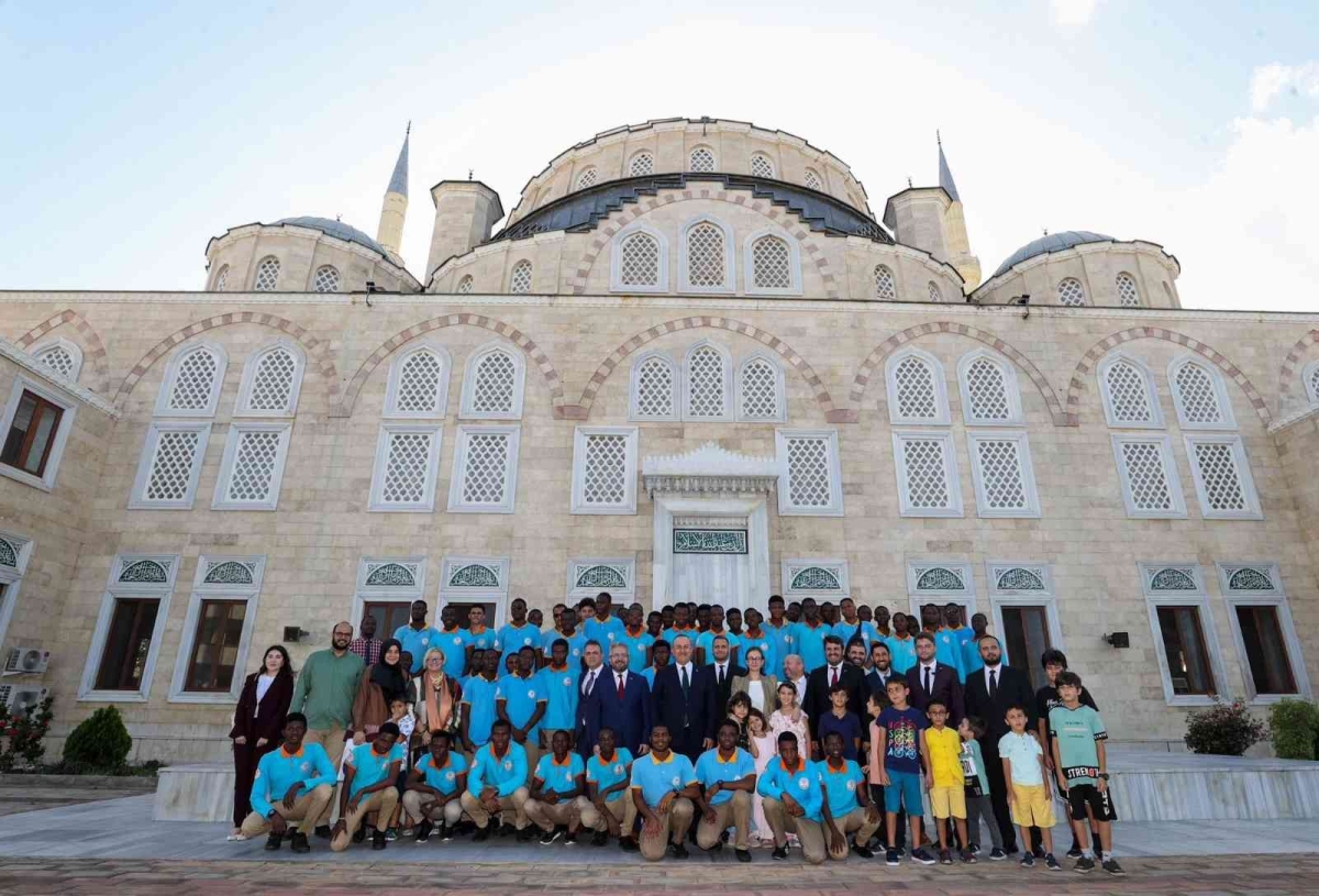 Bakan Çavuşoğlu, Gana Milli Camisi ve Külliyesi’ni ziyaret etti
