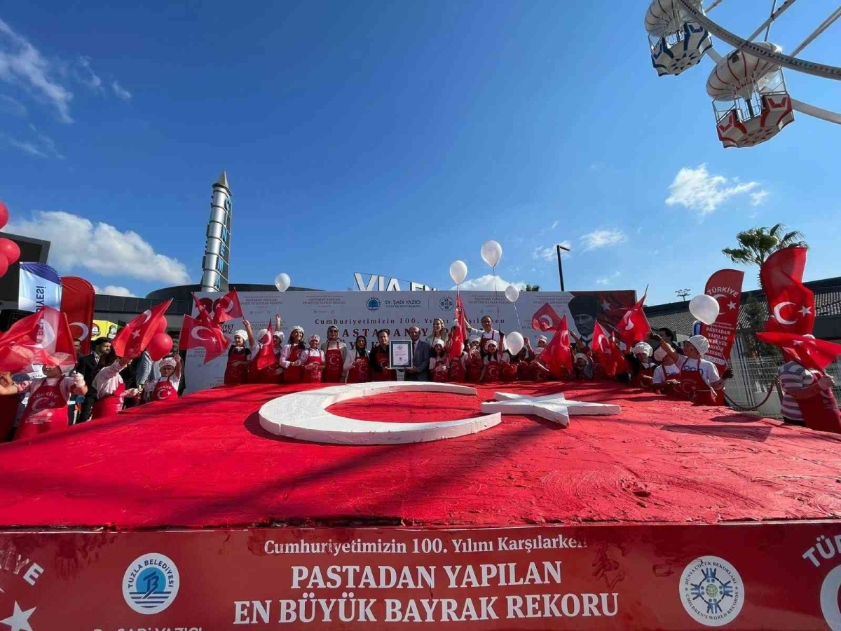 Tuzlalı miniklerden Cumhuriyet Bayramı’na özel Guinness rekoru: Dev Türk Bayraklı pasta yaptılar
