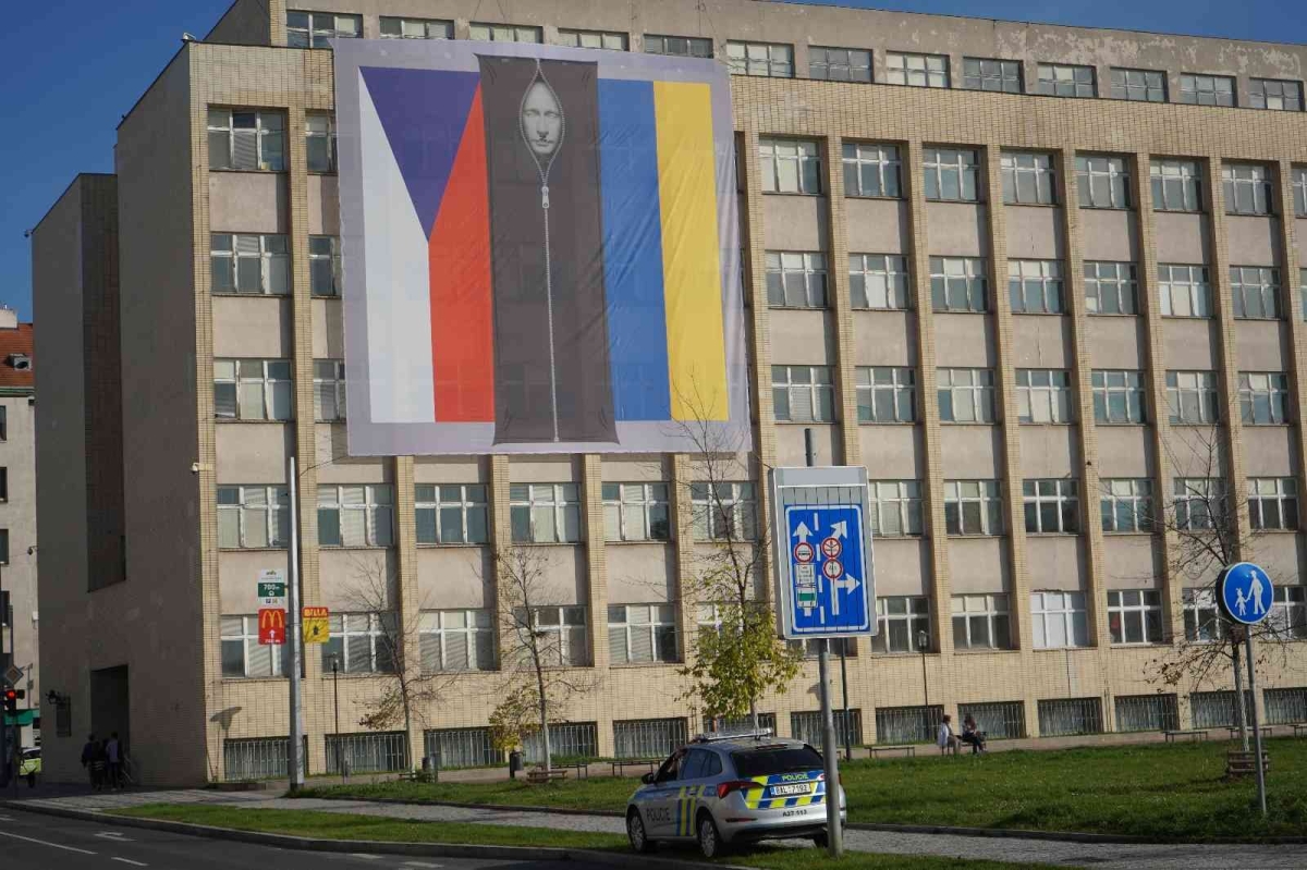 Çekya’da bakanlık binasına Putin’in ceset torbasında fotoğrafı asıldı

