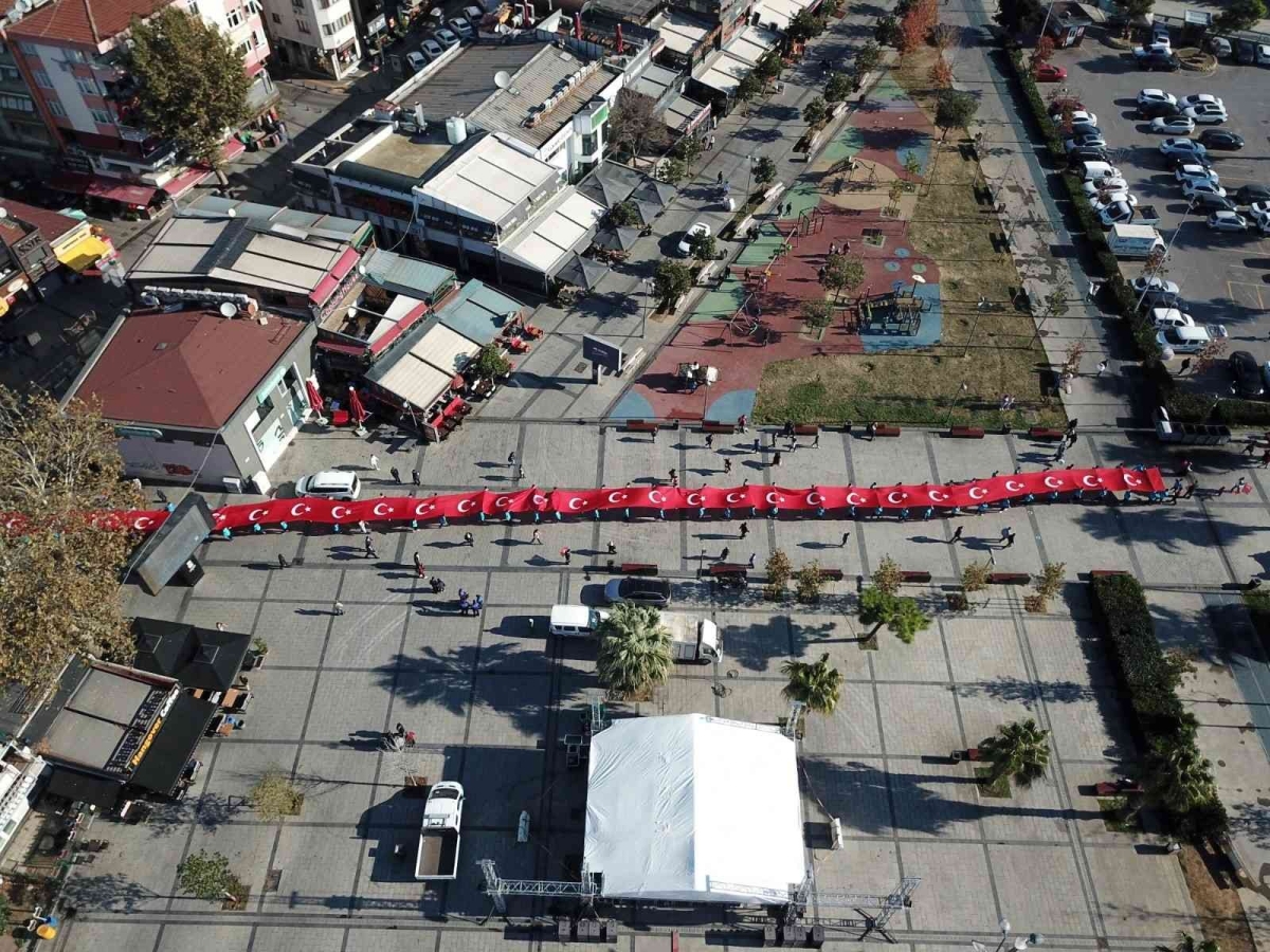 Pendik’te sokaklarda taşınan 99 metrelik dev Türk bayrağı havadan görüntülendi
