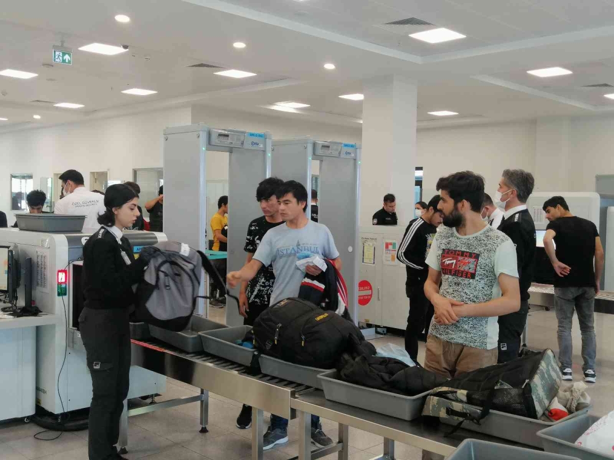 Afgan göçmenler İstanbul Havalimanı’ndan ülkelerine gönderildi
