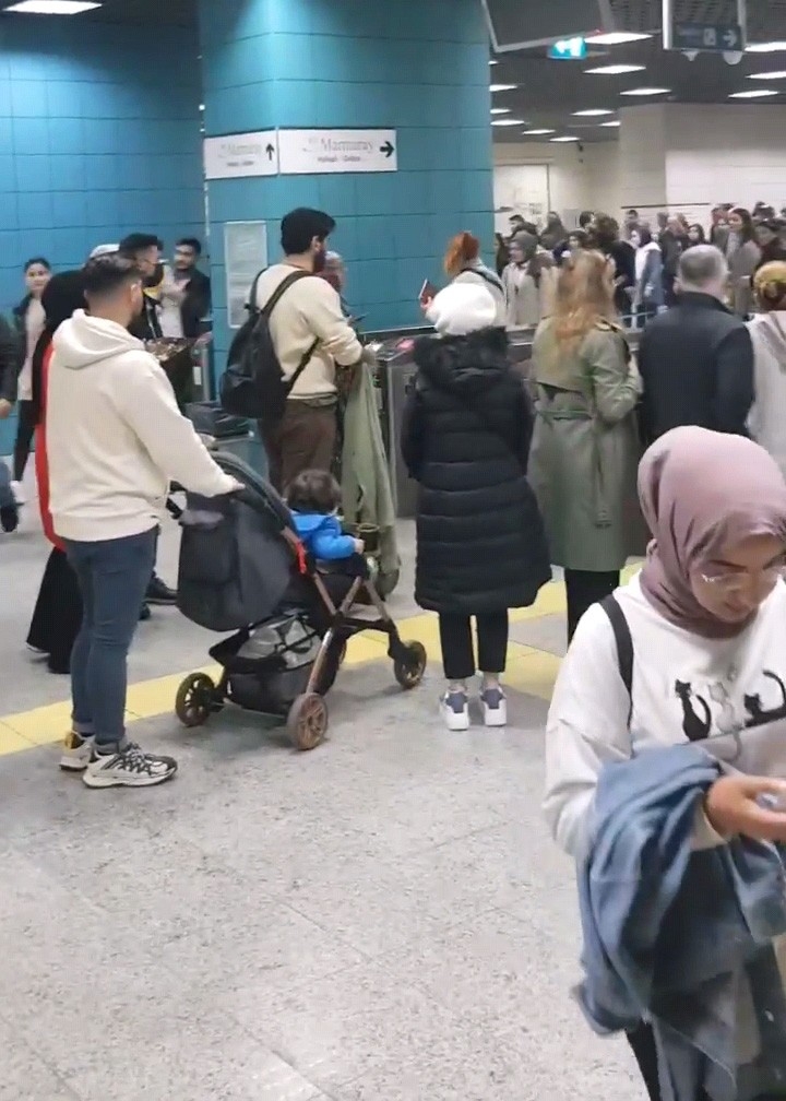 Üsküdar Marmaray’da seferler durduruldu, yolcular peronlardan dışarı çıktı
