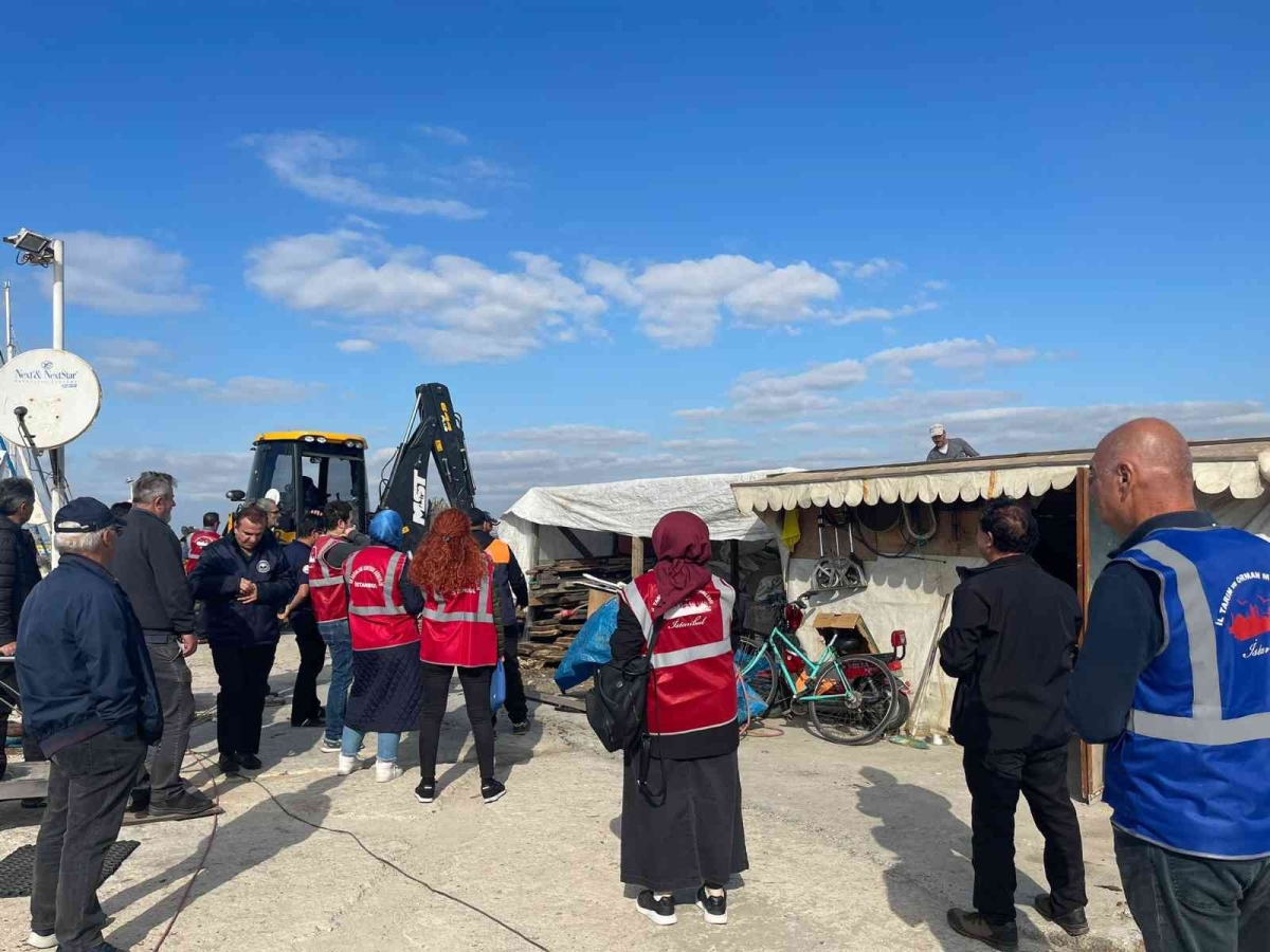 Büyükada Balıkçı Barınağındaki kaçak yapılar yıkıldı
