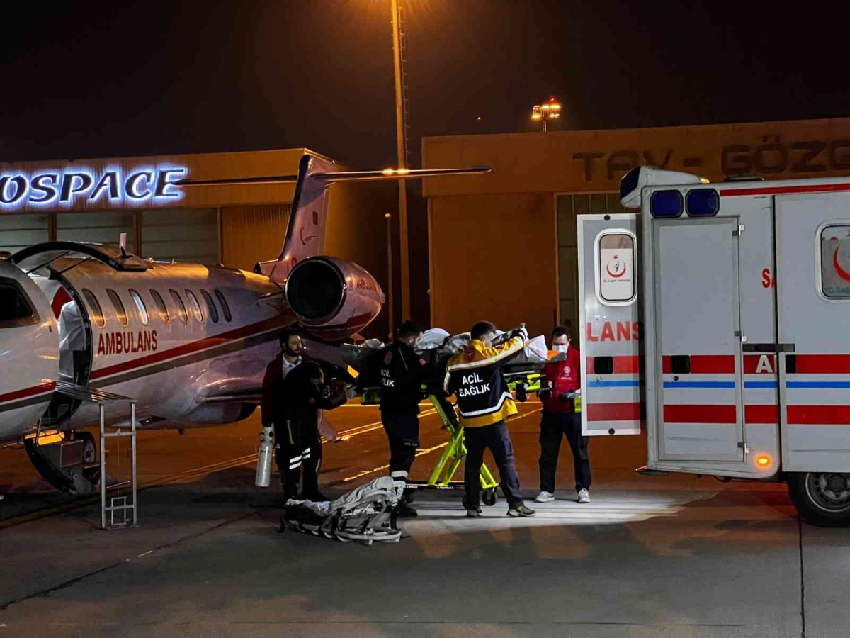 Umre’de rahatsızlanan 2 Türk vatandaşı ambulans uçakla Türkiye’ye getirildi
