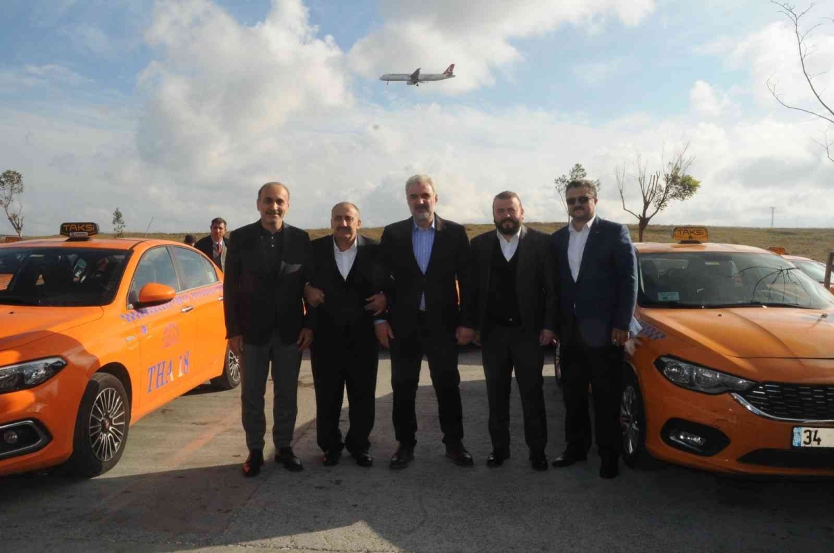 AK Parti İstanbul İl Başkanı Kabaktepe taksicilerle toplantıda bir araya geldi

