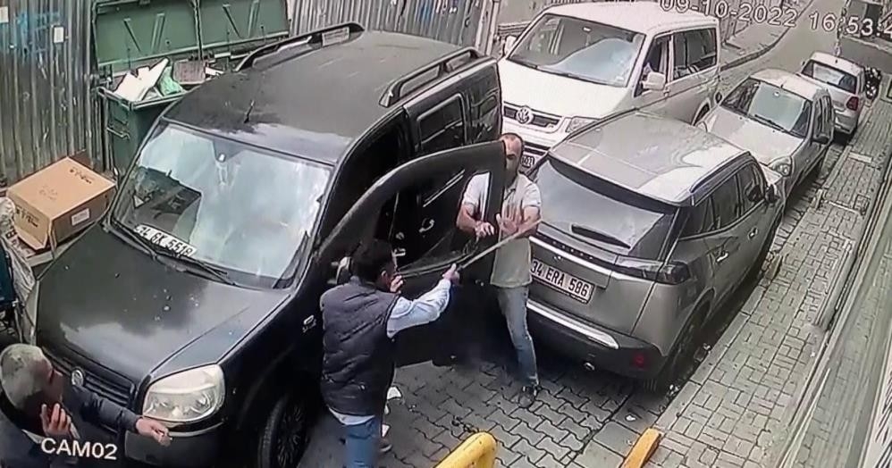 Fatih’te sürücüye döner bıçağıyla saldıran kağıt toplayıcısı hakkında karar
