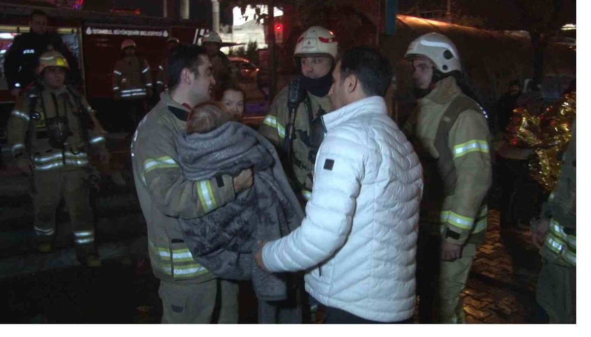 Fatih’te 6 katlı otelde çıkan yangında 60 kişi tahliye edildi
