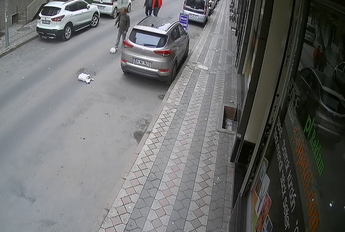 Sultangazi’de akılalmaz olay kamerada: Çöp poşetini önce fırlattı sonra tekmeleyerek götürdü
