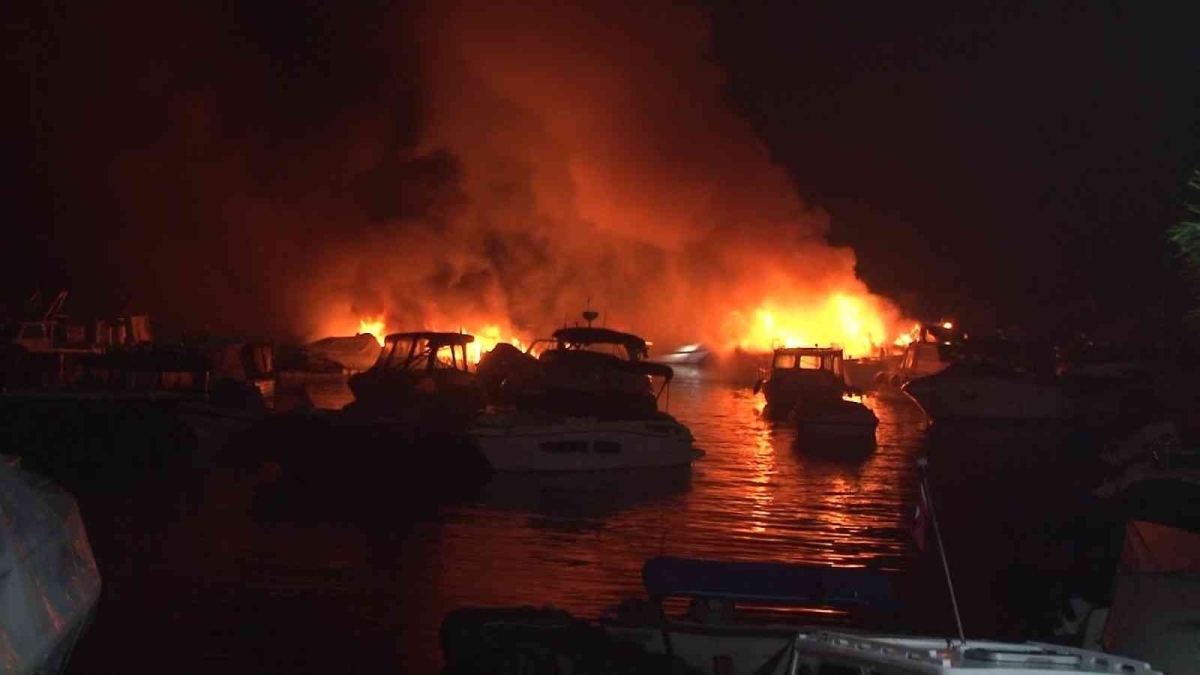 Caddebostan yat limanında tekneler alev alev yandı
