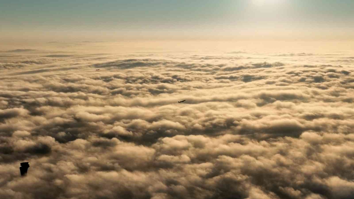 İstanbul’da sis bulutlarının içinden çıkan uçaklar, havadan görüntülendi
