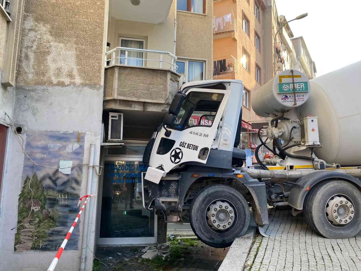 Üsküdar’da beton mikserinin binaya çarptığı anlar kamerada
