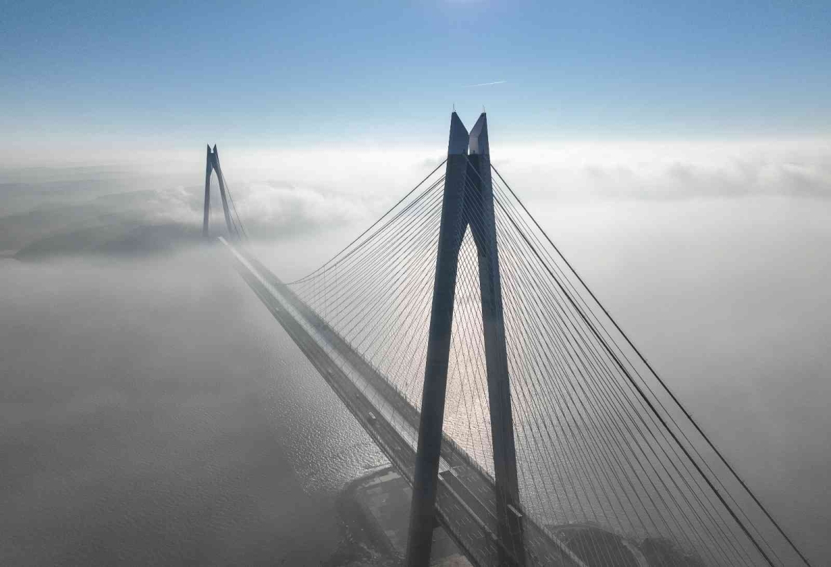 Sis bulutlarının içinde kaybolan Yavuz Sultan Selim Köprüsü, kartpostallık görüntüler oluşturdu
