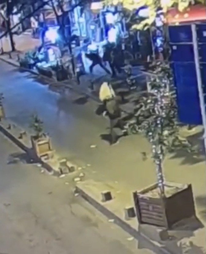 Cihangir’de suikast silahıyla silahlı saldırı kamerada: Oğlunu vurduran adamı vurdu
