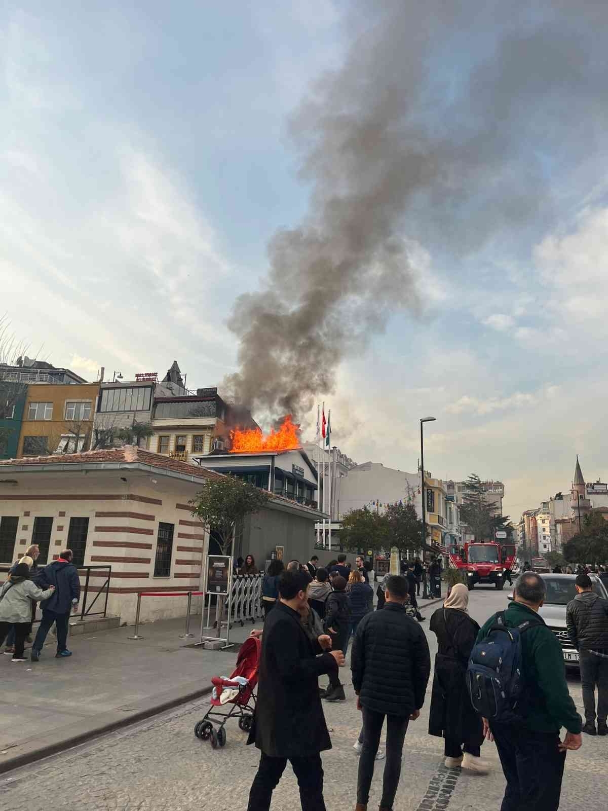 Sultanahmet’te korkutan yangın: Restoranın çatı katı alev alev yandı
