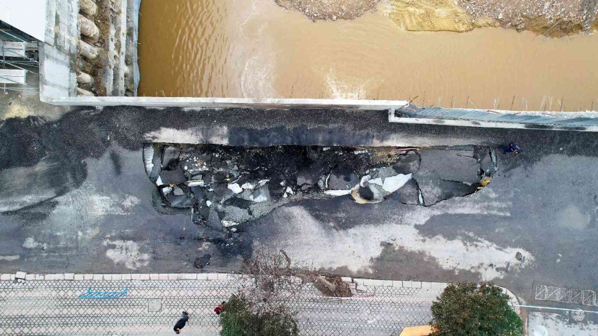 Zeytinburnu’nda patlama nedeniyle yol çöktü, oluşan çukur havadan görüntülendi

