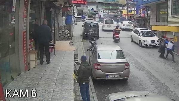 (Özel) İstanbulda bıçaklı eski eş dehşeti kamerada: Kadını ölümden montu kurtardı
