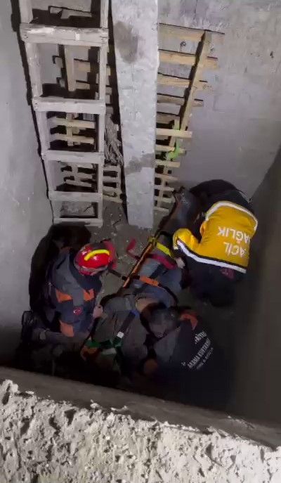 Avcılar’da asansör boşluğuna düşen adam böyle kurtarıldı
