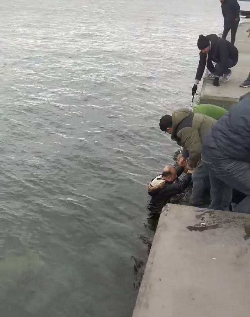 İstanbul Boğazı’nda görme engelli çift denize düştü: Vatandaşlar çığlıklara koşup kurtardı
