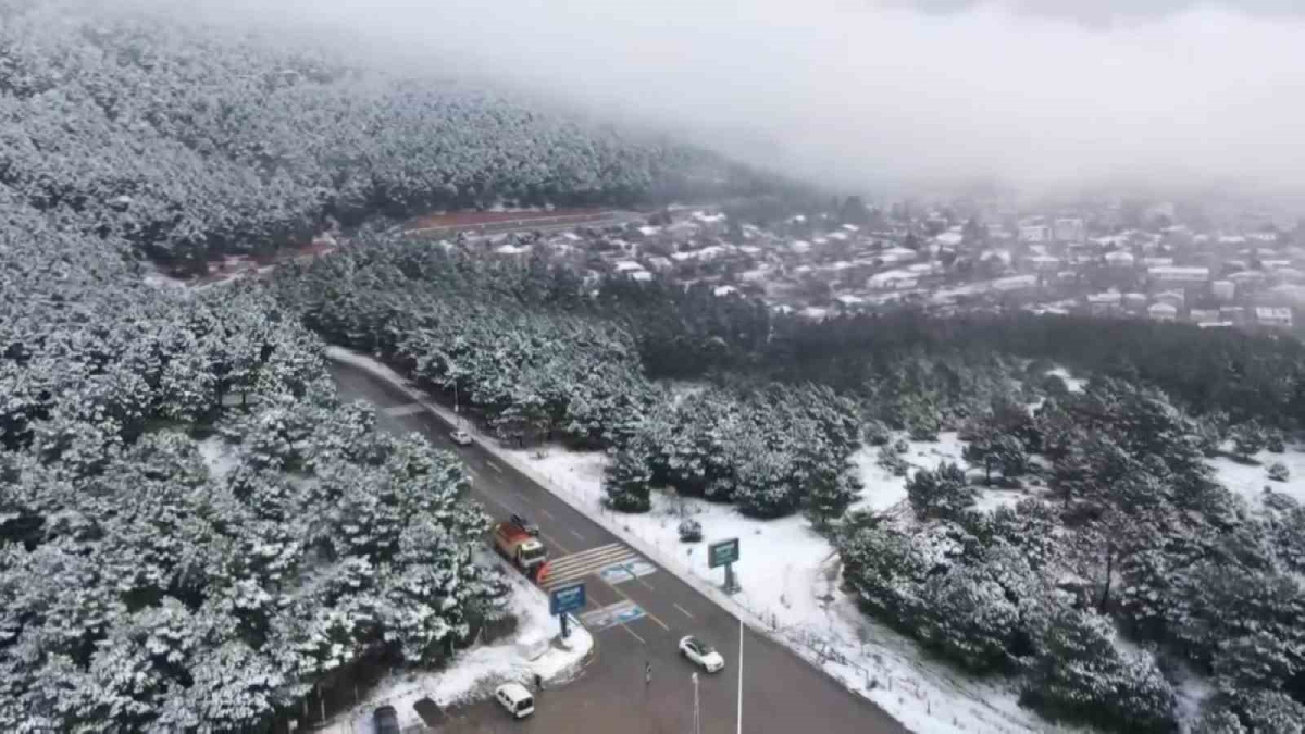 Pendik’te Aydos Ormanı’nda kar manzarası havadan görüntülendi
