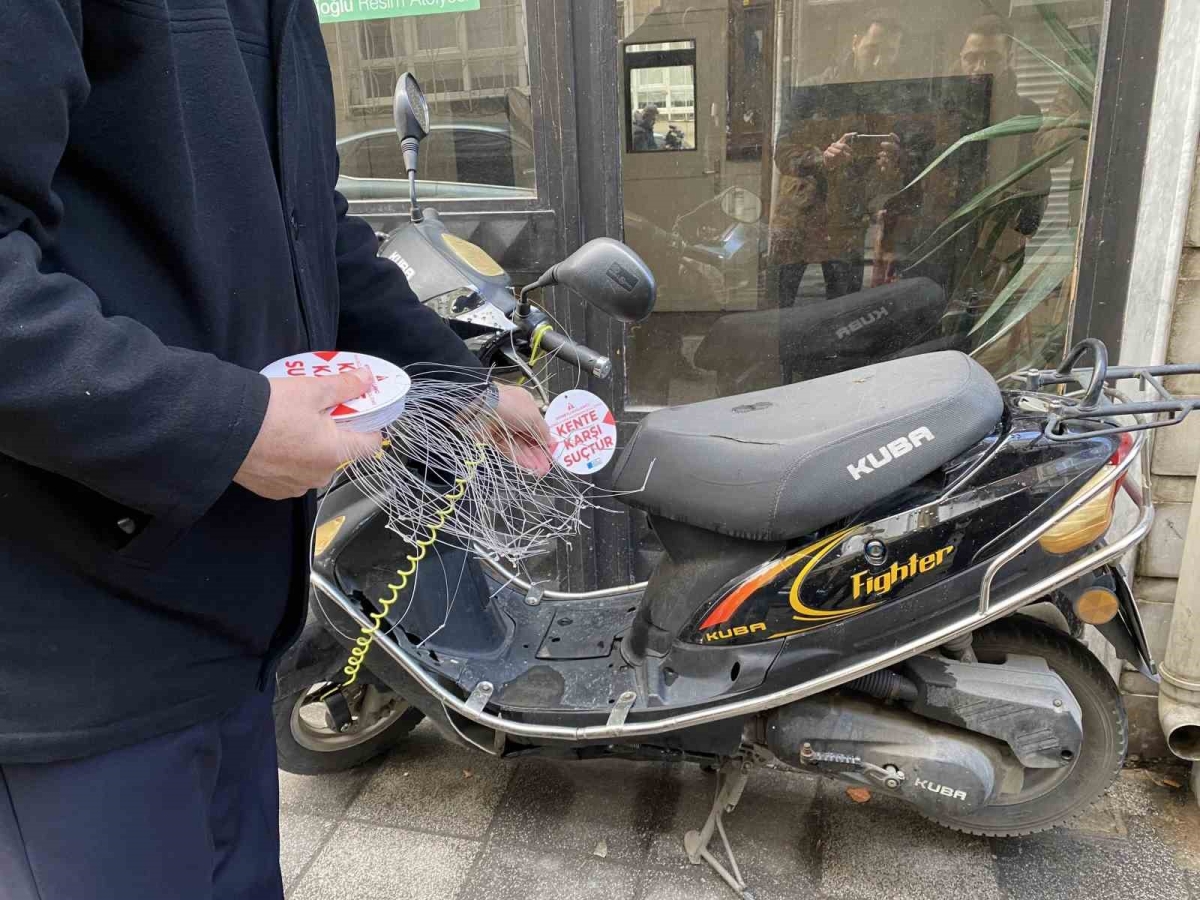 Kadıköy’de kaldırımları işgal eden motosikletlere ’kente karşı suçtur’ yazılı etiket asıldı
