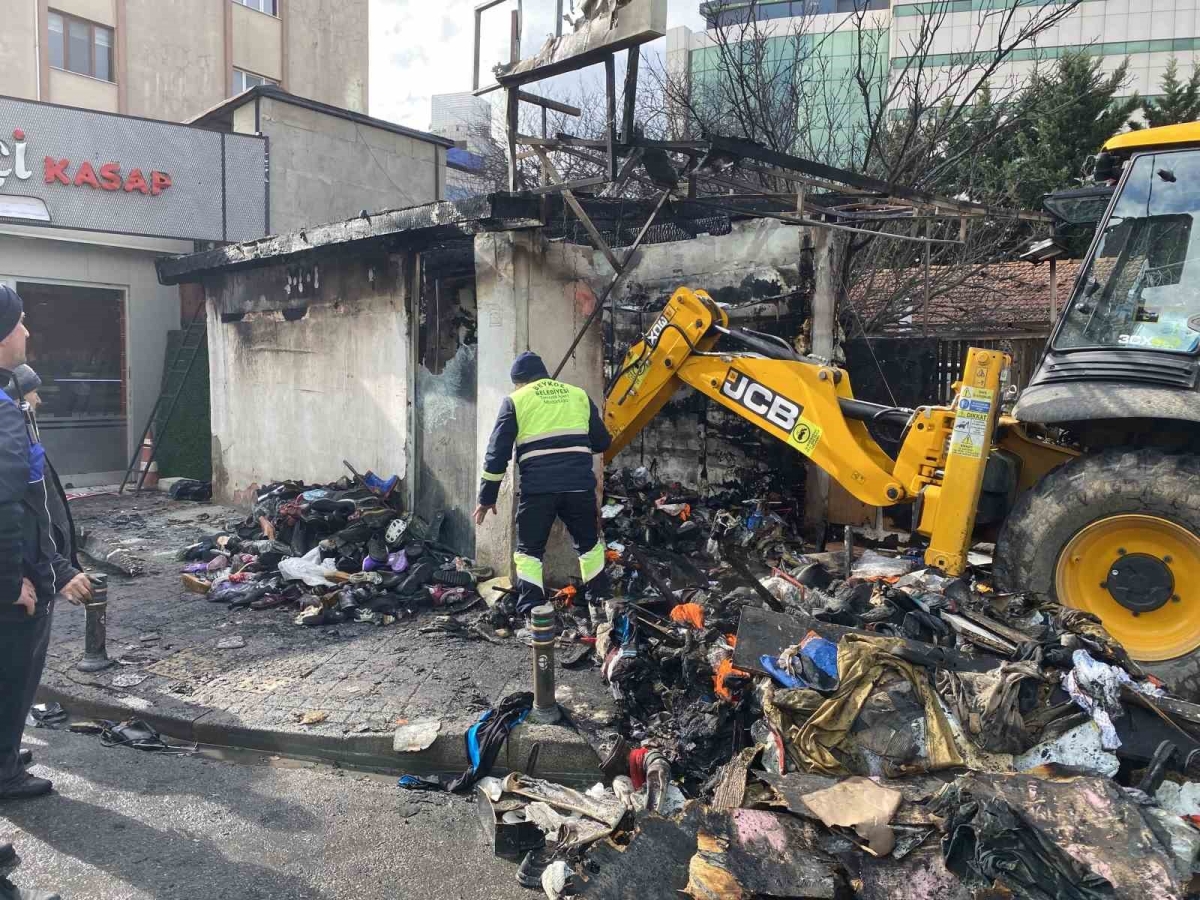 Beykoz’da ayakkabı mağazası alev alev yandı
