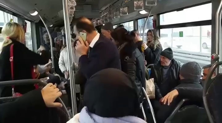 Metrobüste kadınların 