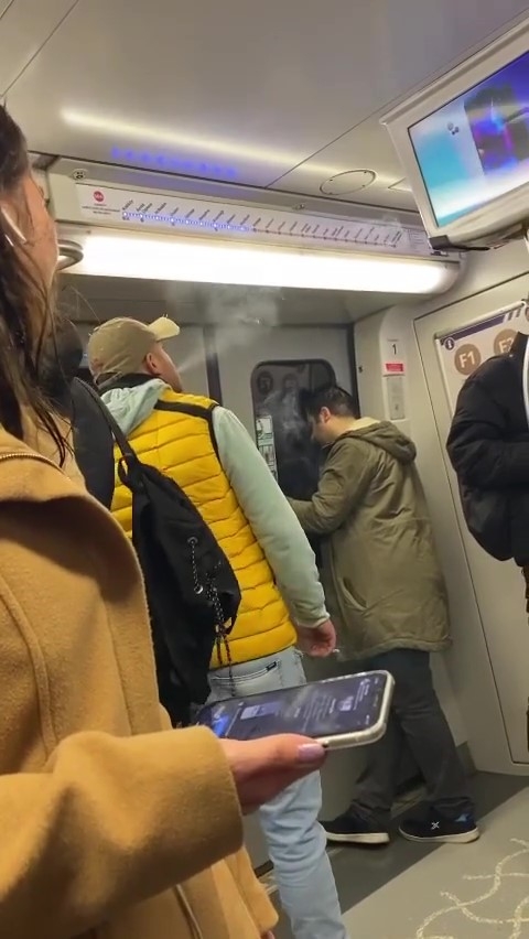 Metroda sigara içti, kendisini uyaranlara hakaret etti

