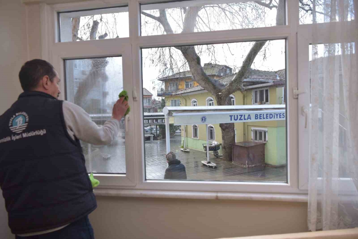 Tuzla’da yaşlı ve ihtiyaç sahibi vatandaşların evleri düzenli olarak temizleniyor
