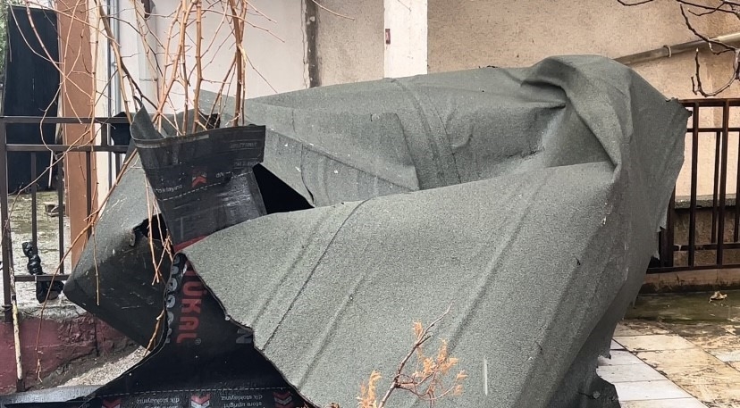 Maltepe’de fırtına nedeniyle çatıdaki izolasyon malzemesi sokağa düştü
